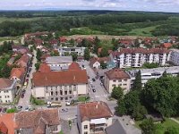 Panorama Trg F. Tuđmana, Petrinja, 16. svibnja 2018. Pogled na Hrvatski dom, zgradu stranaka (stari komitet), hitnu medicinsku službu, banku